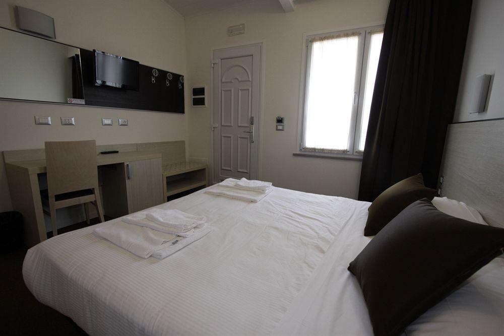 Hotel Paradise Airport Forlì Kültér fotó