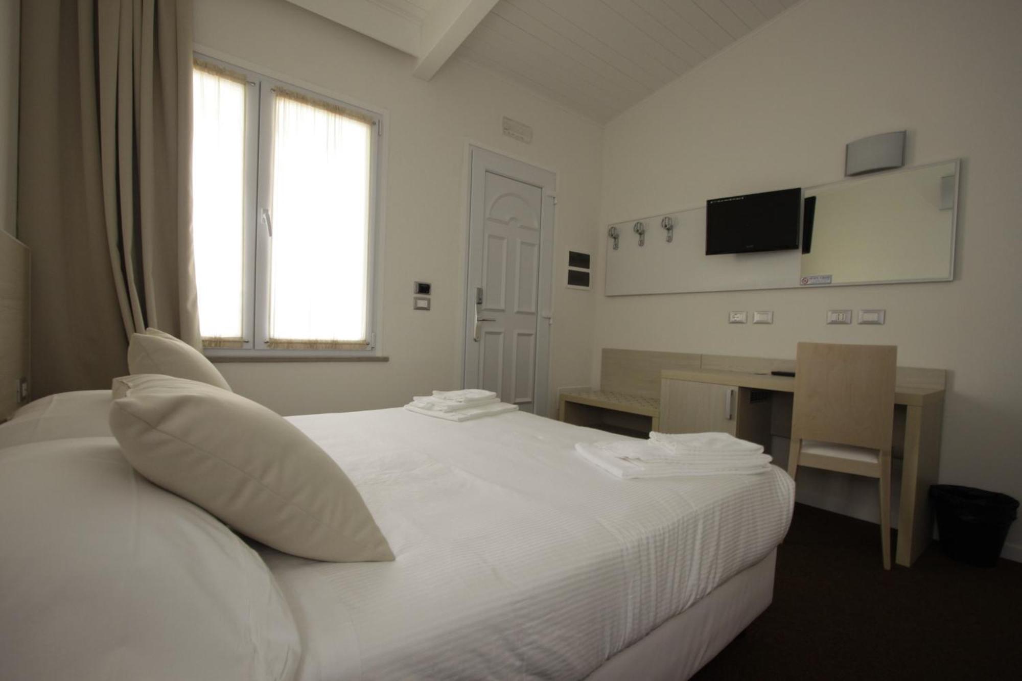 Hotel Paradise Airport Forlì Kültér fotó