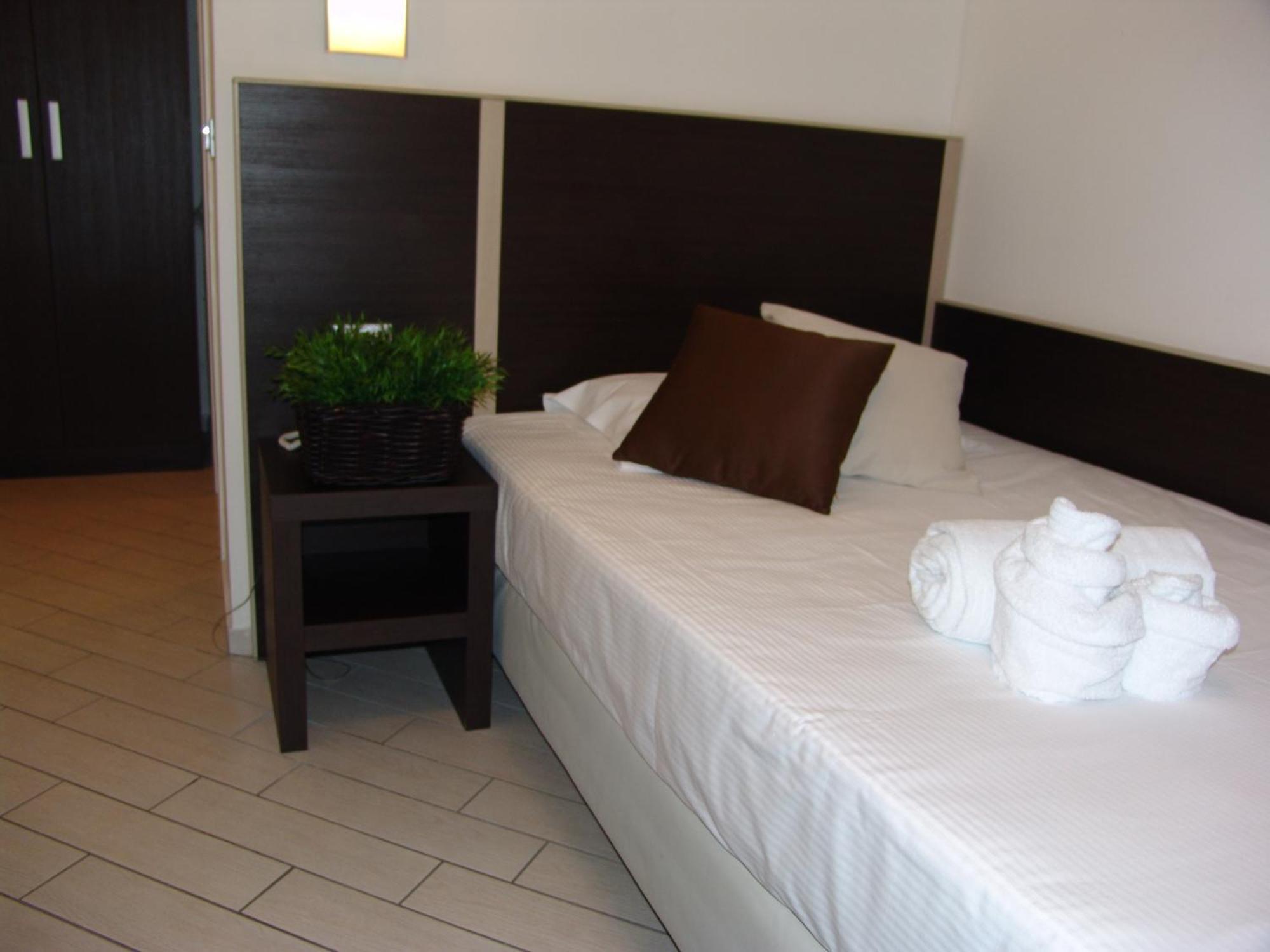 Hotel Paradise Airport Forlì Szoba fotó