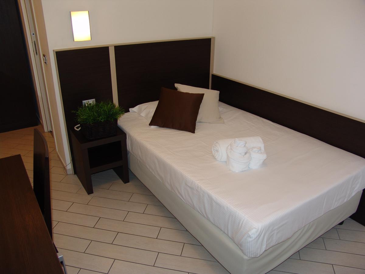 Hotel Paradise Airport Forlì Kültér fotó